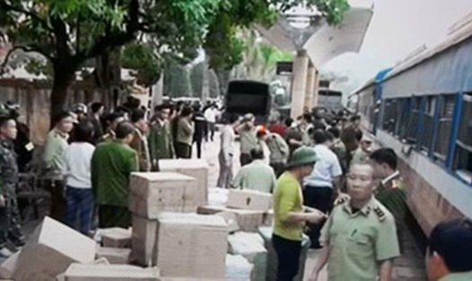 Lực lượng chức năng bắt giữ lô hàng lậu tại ga Đồng Đăng - Lạng Sơn ngày 25/12/2016 (Ảnh theo VOV)