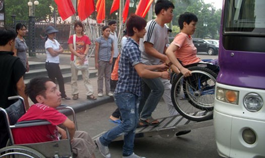Giúp đỡ người khuyết tật là hành vi đẹp trong ứng xử nơi công cộng (Ảnh minh họa theo Báo mới)