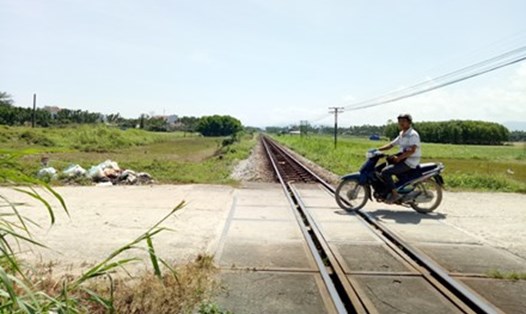 Nguy cơ xảy ra tai nạn giữa đường sắt và đường ngang dân sinh không có rào chắn (Ảnh minh họa, theo Báo Lao Động)