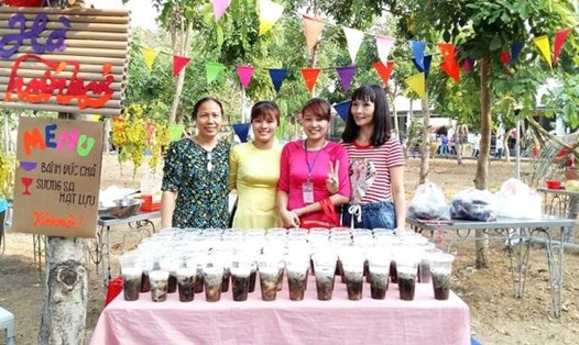 Một gian hàng chế biến món ăn tại "Phiên lễ hội chợ quê" do CĐ Cty CP May Việt Thắng tổ chức.