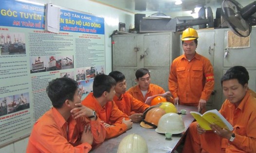 Sinh hoạt của một Tổ điểm an toàn lao động trong TCty tại Góc tuyên truyền bảo hộ lao động.