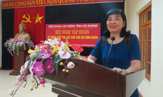 Đồng chí Phạm Thị Kim Nhung - Phó Chủ tịch LĐLĐ tỉnh Hải Dương phát biểu chỉ đạo tại lớp tập huấn. (Ảnh: Xuân Trường)