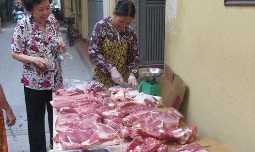 Sản phẩm thịt lợn (trong ảnh) đang được các cấp CĐ NNPTNT quan tâm phối hợp với người sử dụng LĐ, NLĐ tăng cường sử dụng trong các bữa ăn để chia sẻ khó khăn với người chăn nuôi lợn. Ảnh: Xuân Trường 