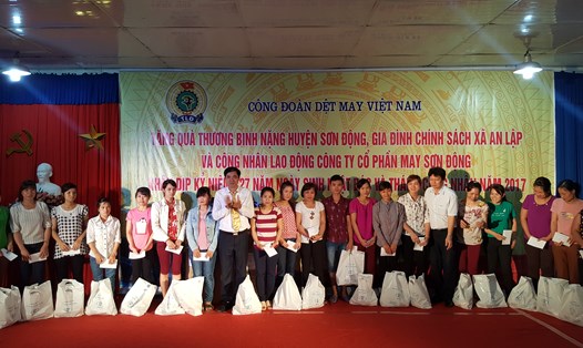 Lãnh đạo CĐ Dệt May VN tặng quà cho CNLĐ có hoàn cảnh khó khăn của Cty CP May Sơn Động. Ảnh: Hồng Chiến