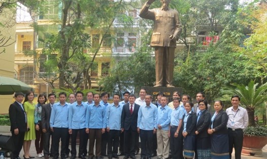 PGS.TS Phạm Văn Hà - Hiệu trưởng Trường Đại học Công đoàn (người mặc comple ở giữa) chụp ảnh lưu niệm với các học viên Cộng hòa dân chủ nhân dân Lào đang theo học tại trường. Ảnh: Xuân Trường