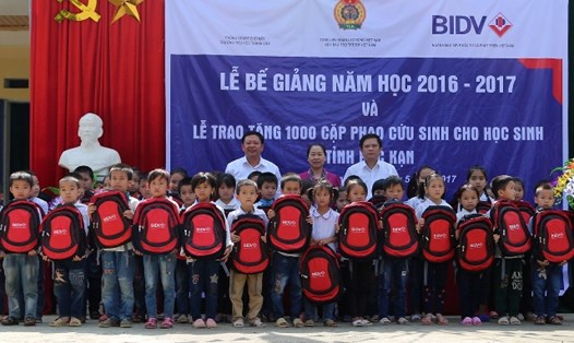 Học sinh Trường Tiểu học Thanh Vận nhận cặp phao cứu sinh. Ảnh: Đỗ Hồng Vân