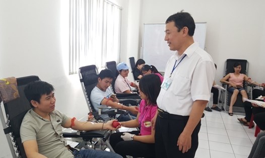 Ông Đinh Quốc Toản - Chủ tịch CĐ các KCN - CX Hà Nội đến động viên CNLĐ hai Cty hiến máu. Ảnh: CĐ các KCN - CX Hà Nội.