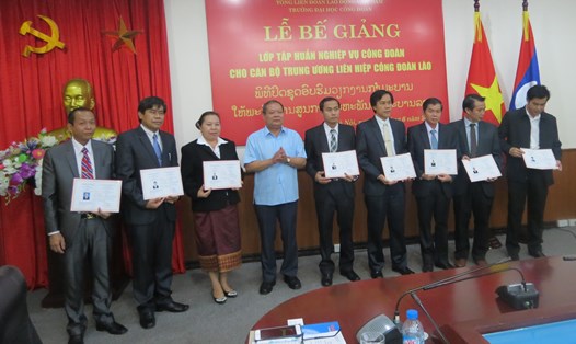 Phó Chủ tịch Tổng LĐLĐVN Trần Văn Lý trao chứng chỉ hoàn thành khóa học cho các học viên CĐ Lào. Ảnh: Xuân Trường