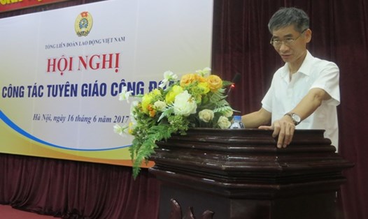 Ông Trần Văn Thuật - Phó Chủ tịch Tổng LĐLĐVN phát biểu khai mạc hội nghị. Ảnh: Xuân Trường
