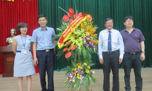 Đồng chí Trần Thanh Hải - Phó Chủ tịch thường trực Tổng LĐLĐVN tặng hoa, chúc mừng Báo Lao Động nhân kỷ niệm 92 năm Ngày thành lập Báo chí cách mạng VN. Ảnh: Xuân Trường