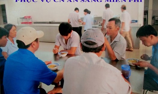 CĐ TCty Việt Thắng - CTCP phục vụ bữa sáng miễn phí cho NLĐ. Ảnh: CĐ Dệt May VN cung cấp