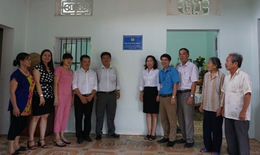 Lễ trao kinh phí hỗ trợ và bàn giao "Mái ấm CĐ" cho gia đình ông Lê Bá Minh. Ảnh: LĐLĐ quận Long Biên.
