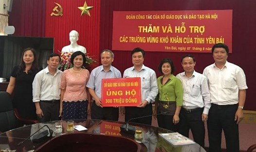 Ngành GDĐT Hà Nội trao hỗ trợ 300 triệu đồng cho ngành GDĐT tỉnh Yên Bái. Ảnh: CĐ Giáo dục Hà Nội cung cấp 
