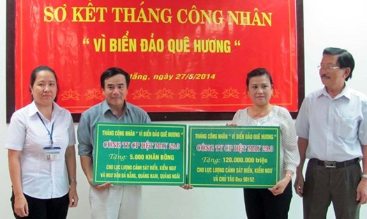 Cty CP Dệt may 29.3 trao tiền ủng hộ đến cho đại diện Quỹ TLV Lao Động
