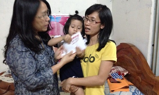 Đại diện Báo Lao Động tại Nha Trang đến thăm, tặng quà cho mẹ con chị Lâm Thì Vui
