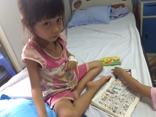 Cháu Nguyễn Thị Kim trong những ngày điều trị BV Nhi trung ương
