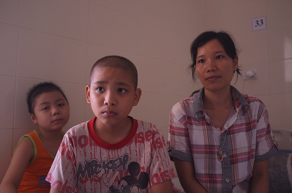 Nhiều bệnh nhi có hoàn cảnh khó khăn rất mong sự hỗ trợ từ cộng đồng trong cuộc chiến chống căn bệnh ung thư. Ảnh: Phương Ánh