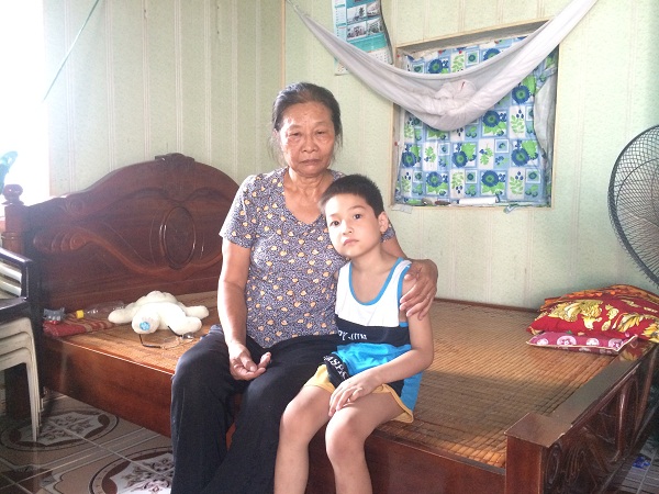 Hai bà cháu Nguyễn Tiến Đạt ở nhà tại Nam Định