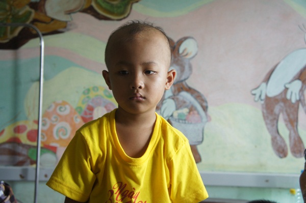 Cháu Lê Trung Đức tại Viện nhi trung ương