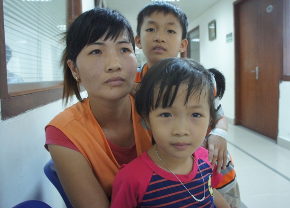 Ba mẹ con chị Hồ Thị Hiệp tại BV Huyết học truyền máu T.Ư