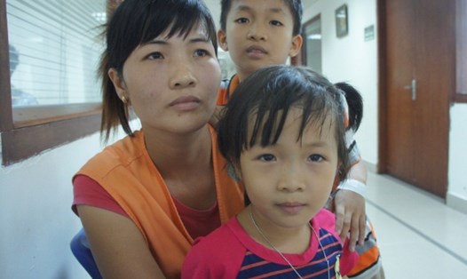 Ba mẹ con chị Hồ Thị Hiệp tại BV Huyết học truyền máu T.Ư