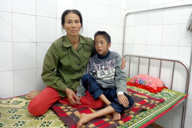 Do mắc tim bẩm sinh từ nhỏ, gia đình không có điều kiện chữa trị đến nơi đến chốn nên cháu Tới chỉ cân nặng 15kg. Ảnh: Bội Nhiên