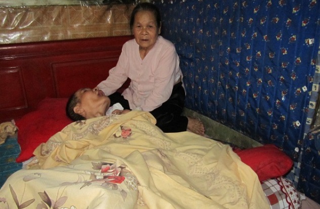 Anh Sơn nằm một đã 10 năm, một tay bà Bảo chăm sóc