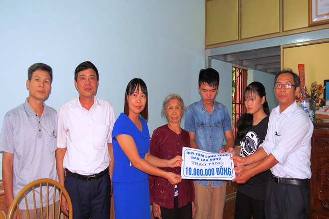 Đại diện quỹ TLV và chính quyền địa phương thăm hỏi, trao 10 triệu đồng tặng hai cháu Vượng, Hoa