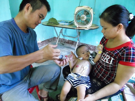 Bố cháu cho cháu ăn bằng ống xông bơm trực tiếp vào dạ dày