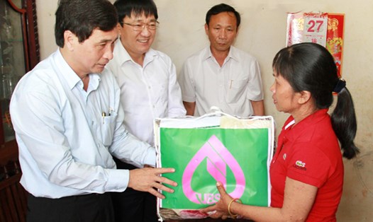 Thăm, tặng quà gia đình chị Nguyễn Thị Lam ở xã Hòa Thắng