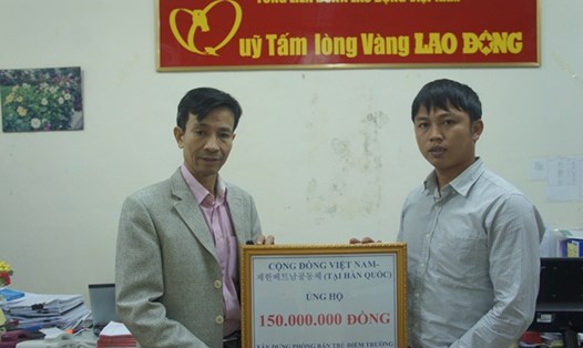 Ông Nguyễn Văn Châu (phải) đại diện Cộng đồng Việt Nam tại Hàn Quốc trao kinh phí xây dựng Nhà bán trú tới đại diện Quỹ Tấm Lòng Vàng Lao Động
