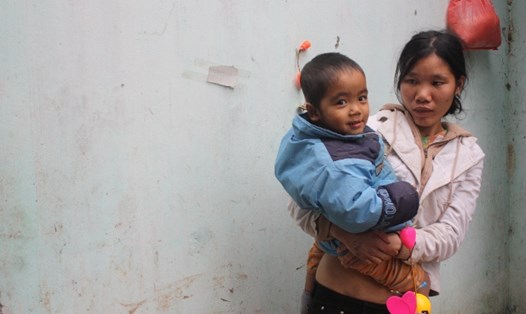 Chị Nguyễn Thị Mai ngờ nghệch bế con trai 4 tuổi bị tim bẩm sinh