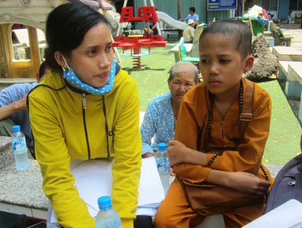 Hai mẹ con chị Thu Trang và Tấn Tài lần tái khám tại Bệnh viện Ung bướu TPHCM (ảnh M.Quân)