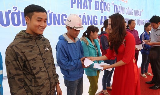 Đại diện LĐLĐ huyện Thanh Liêm trao tặng 15 suất quà (trị giá 300.000đ/suất) cho các công nhân có hoàn cảnh khó khăn. Ảnh: PV