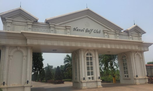Cổng sân golf Hà Nội tại xã Minh Trí, huyện Sóc Sơn. Ảnh: Đ.T