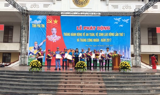 Bà Nguyễn Thị Hồng Lâm, Chủ tịch LĐLĐ tỉnh Phú Thọ trao Bằng khen cho các an toàn vệ sinh viên xuất sắc. Ảnh: Quế Chi