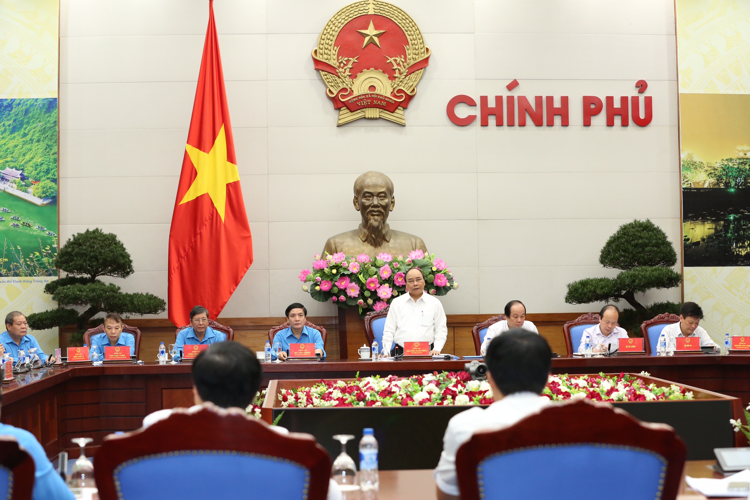 Thủ tướng Chính phủ Nguyễn Xuân Phúc phát biểu tại buổi làm việc. Ảnh: Hải Nguyễn