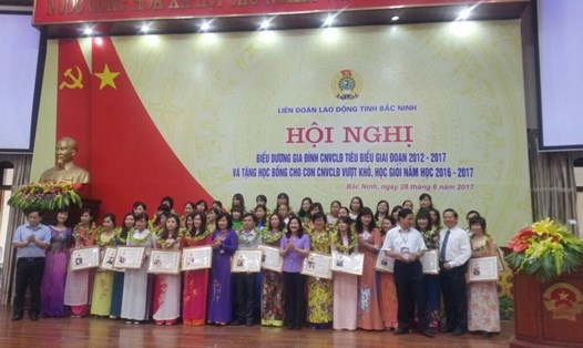 Đồng chí Nguyễn Thị Hà, Phó Bí thư Tỉnh ủy và lãnh đạo LĐLĐ tỉnh trao Chứng nhận gia đình CNVCLĐ tiêu biểu cho 45 gia đình. Ảnh: PV