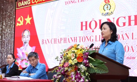 Chủ tịch LĐLĐ tỉnh Thừa Thiên Huế Nguyễn Khoa Hoài Hương trình bày tham luận tại Hội trường. Ảnh: Hải Nguyễn 
