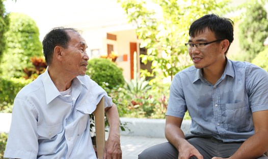 Ông Nguyễn Đức Môn trò chuyện với phóng viên báo Lao Động. Ảnh: Hải Nguyễn 