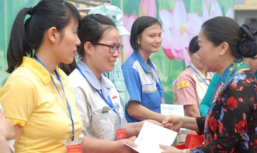Phó Chủ tịch Tổng LĐLĐVN Nguyễn Thị Thu Hồng tặng quà công có hoàn cảnh khó khăn (ảnh Đ.T)