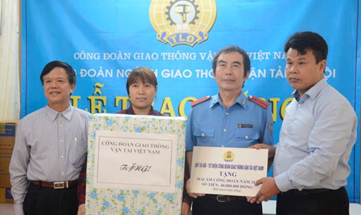 Chủ tịch CĐ GTVT VN Đỗ Nga Việt trao nhà mái ấm cho đoàn viên Nguyễn Quang Hải (ảnh Đ.T)