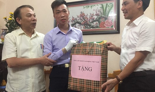 Phó Chủ tịch Tổng LĐLĐVN Mai Đức Chính động viên, tặng quà cho anh Nguyễn Quý Đôn.