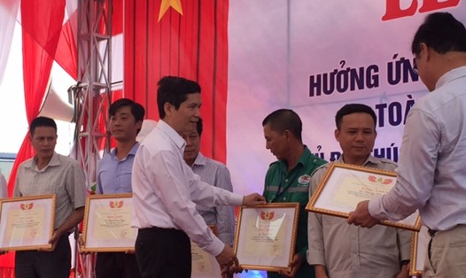 Chủ tịch CĐ Công nghiệp tàu thủy  VN Trần Bá Thành tặng bằng khen cho các cá nhân có thành tích trong công tác ATVSLĐ. Ảnh: ĐT