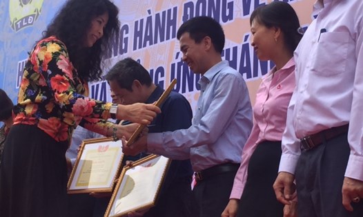 Phó Chủ tịch CĐ NHVN Phạm Phương Lan trao bằng khen cho các cá nhân xuất sắc trong phong trào thi đua Xanh-sạch đẹp. (ảnh Đ.T)
