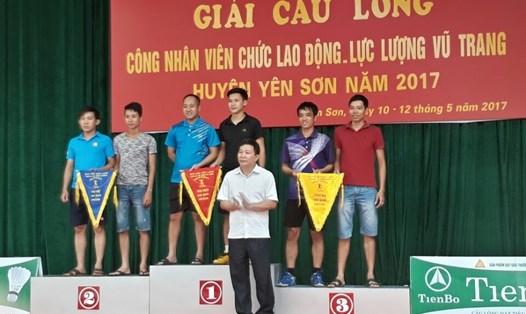 Đồng chí Đỗ Văn Ngọc, Phó Chủ tịch Thường trực LĐLĐ tỉnh trao giải cho các vận động viên. (ảnh CTV)