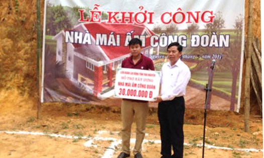 Đại diện LĐLĐ tỉnh Thái Nguyên trao 30 triệu đồng cho gia đình đoàn viên Mã Trung Cửu. Ảnh Tuấn Hiệp