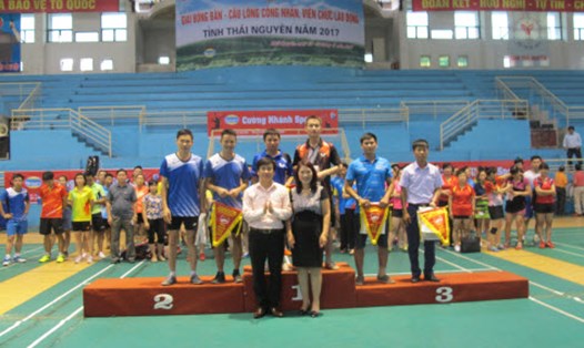 Phó Chủ tịch LĐLĐ tỉnh Thái Nguyên Ngô Việt Hà tặng cờ cho các vận động viên. (ảnh Tấn Sơn)