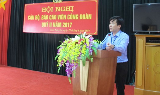 Phó Chủ tịch Thường trực LĐLĐ tỉnh Thái Nguyên Ngô Việt Hà phát biểu tại hội nghị. (ảnh T.H)