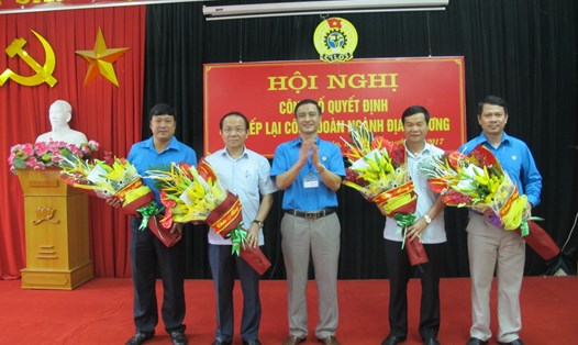 Chủ tịch LĐLĐ tỉnh Thái Nguyên tặng hoa lãnh đạo Sở GTVT và Sở Xây dựng. (ảnh Đ.L)